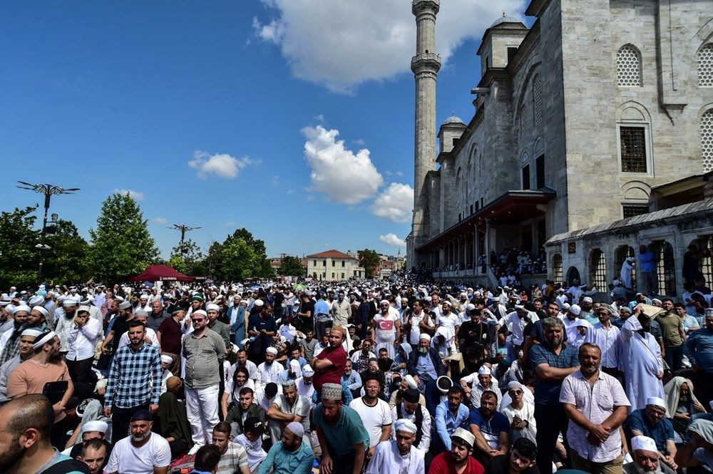 Mahmut Ustaosmanoğlu son yolculuğuna uğurlandı! Binlerce kişi Fatih Camii’ne akın etti… - Sayfa 15