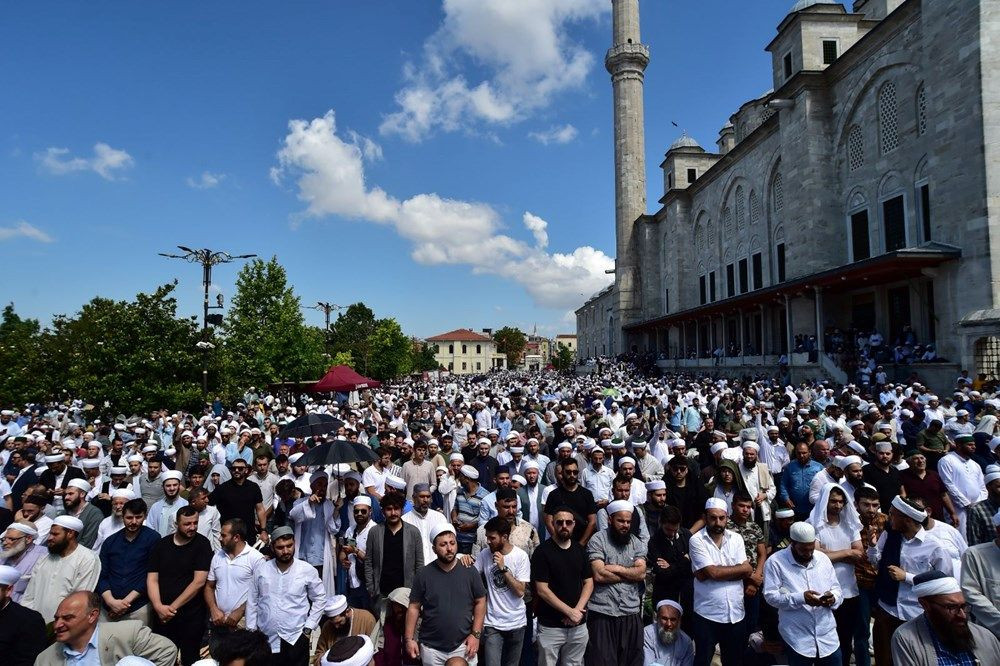 Mahmut Ustaosmanoğlu son yolculuğuna uğurlandı! Binlerce kişi Fatih Camii’ne akın etti… - Sayfa 16