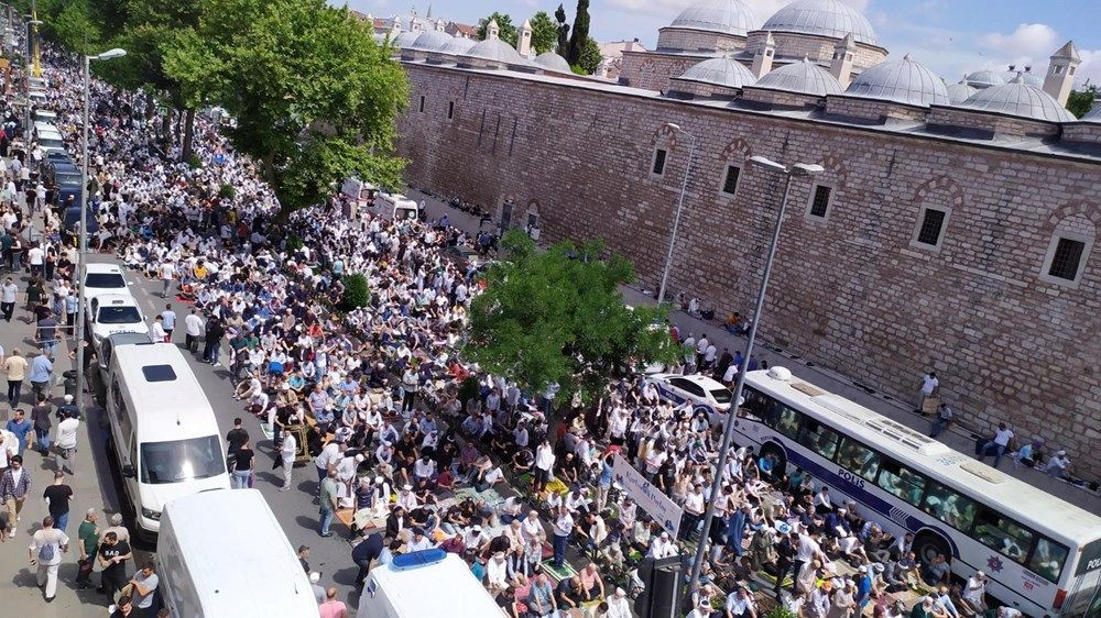 Mahmut Ustaosmanoğlu son yolculuğuna uğurlandı! Binlerce kişi Fatih Camii’ne akın etti… - Sayfa 17