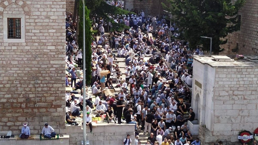 Mahmut Ustaosmanoğlu son yolculuğuna uğurlandı! Binlerce kişi Fatih Camii’ne akın etti… - Sayfa 18