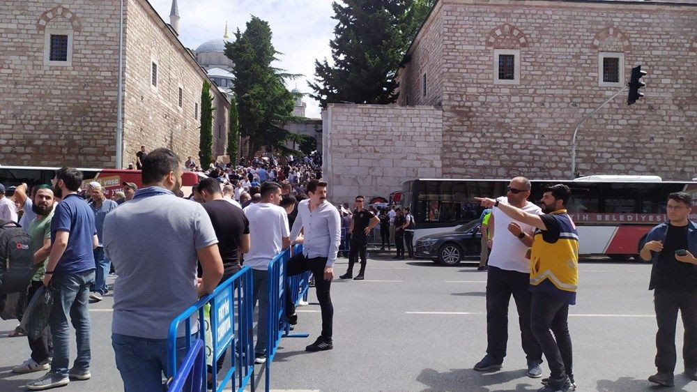 Mahmut Ustaosmanoğlu son yolculuğuna uğurlandı! Binlerce kişi Fatih Camii’ne akın etti… - Sayfa 21