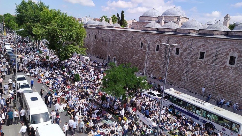 Mahmut Ustaosmanoğlu son yolculuğuna uğurlandı! Binlerce kişi Fatih Camii’ne akın etti… - Sayfa 23