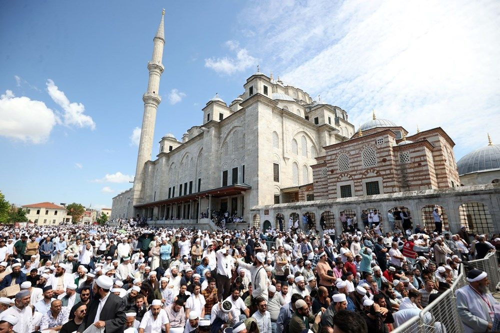 Mahmut Ustaosmanoğlu son yolculuğuna uğurlandı! Binlerce kişi Fatih Camii’ne akın etti… - Sayfa 10