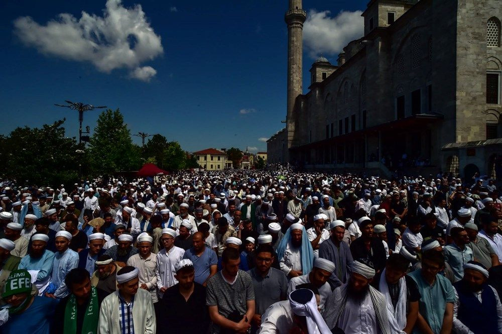 Mahmut Ustaosmanoğlu son yolculuğuna uğurlandı! Binlerce kişi Fatih Camii’ne akın etti… - Sayfa 11