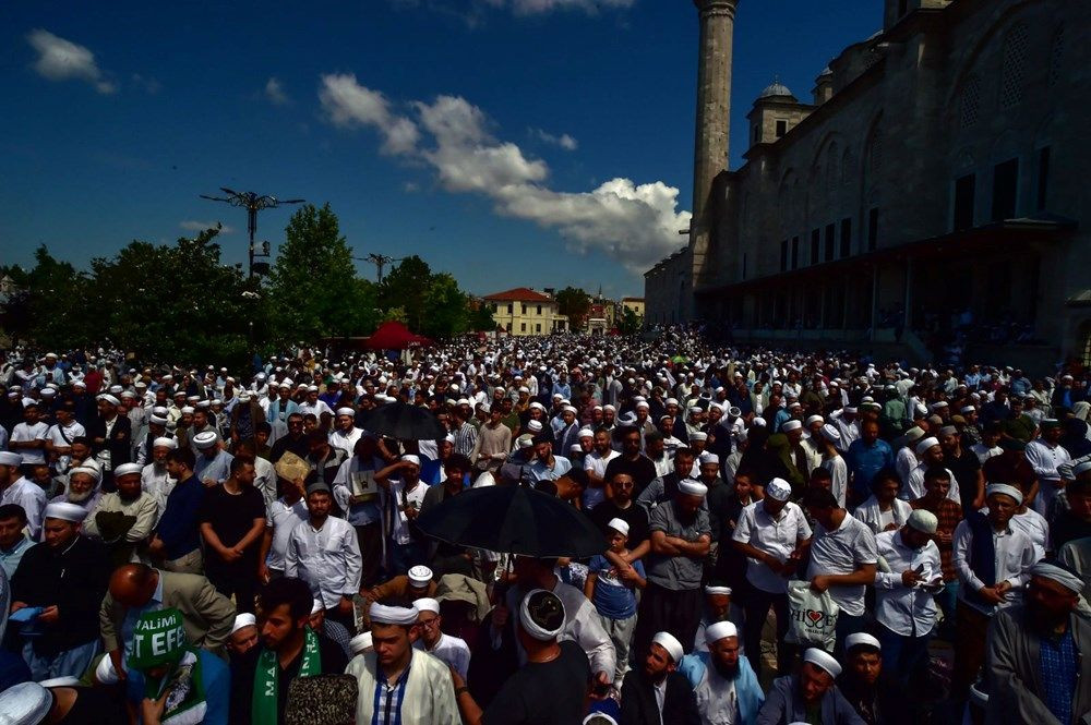 Mahmut Ustaosmanoğlu son yolculuğuna uğurlandı! Binlerce kişi Fatih Camii’ne akın etti… - Sayfa 12