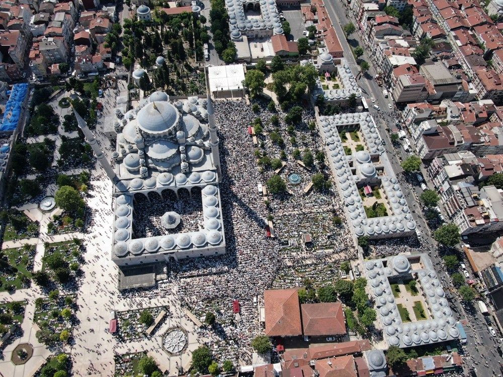 Mahmut Ustaosmanoğlu son yolculuğuna uğurlandı! Binlerce kişi Fatih Camii’ne akın etti… - Sayfa 13