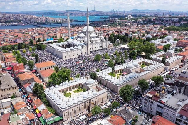 Mahmut Ustaosmanoğlu son yolculuğuna uğurlandı! Binlerce kişi Fatih Camii’ne akın etti… - Sayfa 26