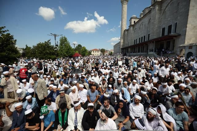 Mahmut Ustaosmanoğlu son yolculuğuna uğurlandı! Binlerce kişi Fatih Camii’ne akın etti… - Sayfa 25