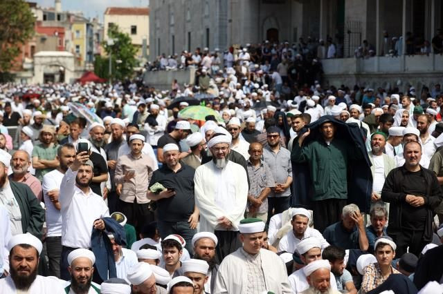 Mahmut Ustaosmanoğlu son yolculuğuna uğurlandı! Binlerce kişi Fatih Camii’ne akın etti… - Sayfa 27