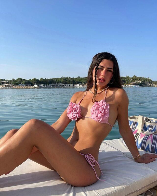 Fenomen Sibil Çetinkaya deniz kenarından göğüs dekolteli poz verdi! "Bikini izin çıkmış" - Sayfa 9