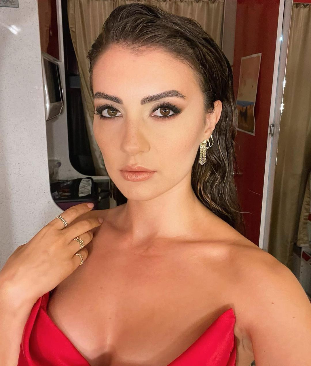 Burcu Özberk’in şezlong üzerindeki süper mini elbiseli pozu olay oldu! ‘Nutkum tutuldu…’ - Sayfa 27