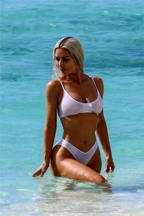 Kim Kardashian iç gösteren bikinisiyle kumsalda şov yaptı - Sayfa 5