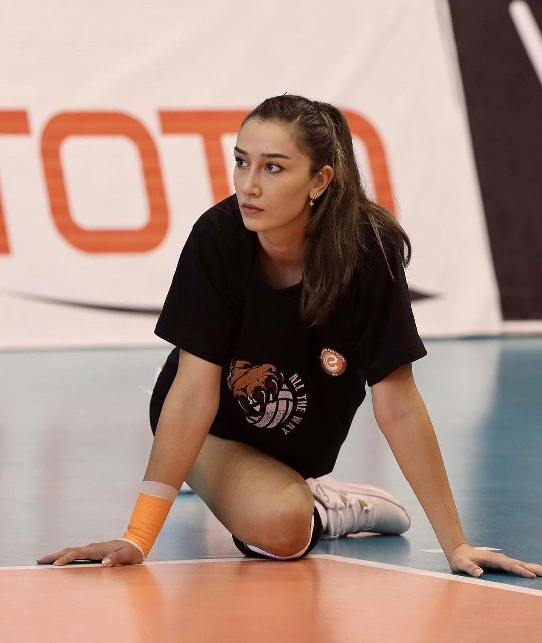 Milli voleybolcu Hande Baladın derin bacak dekolteli elbisesiyle mest etti! "Bu güzellik şaka mı?" - Sayfa 3