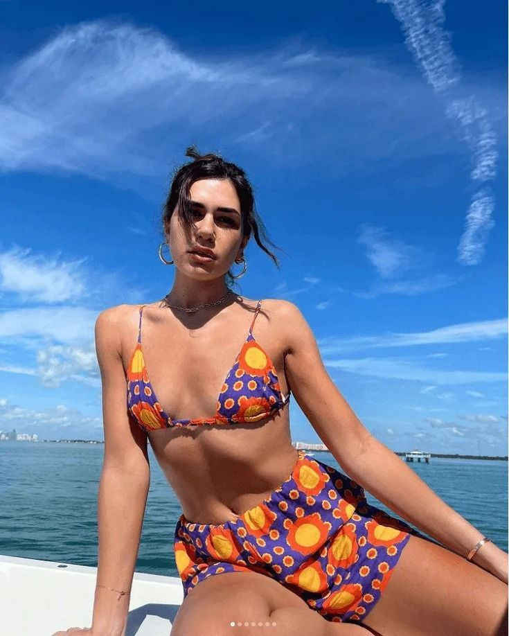 Fenomen Sibil Çetinkaya minicik bikini üstüyle göğüslerini kapattı! "Dua Lipa işine bak kardeşim" - Sayfa 23