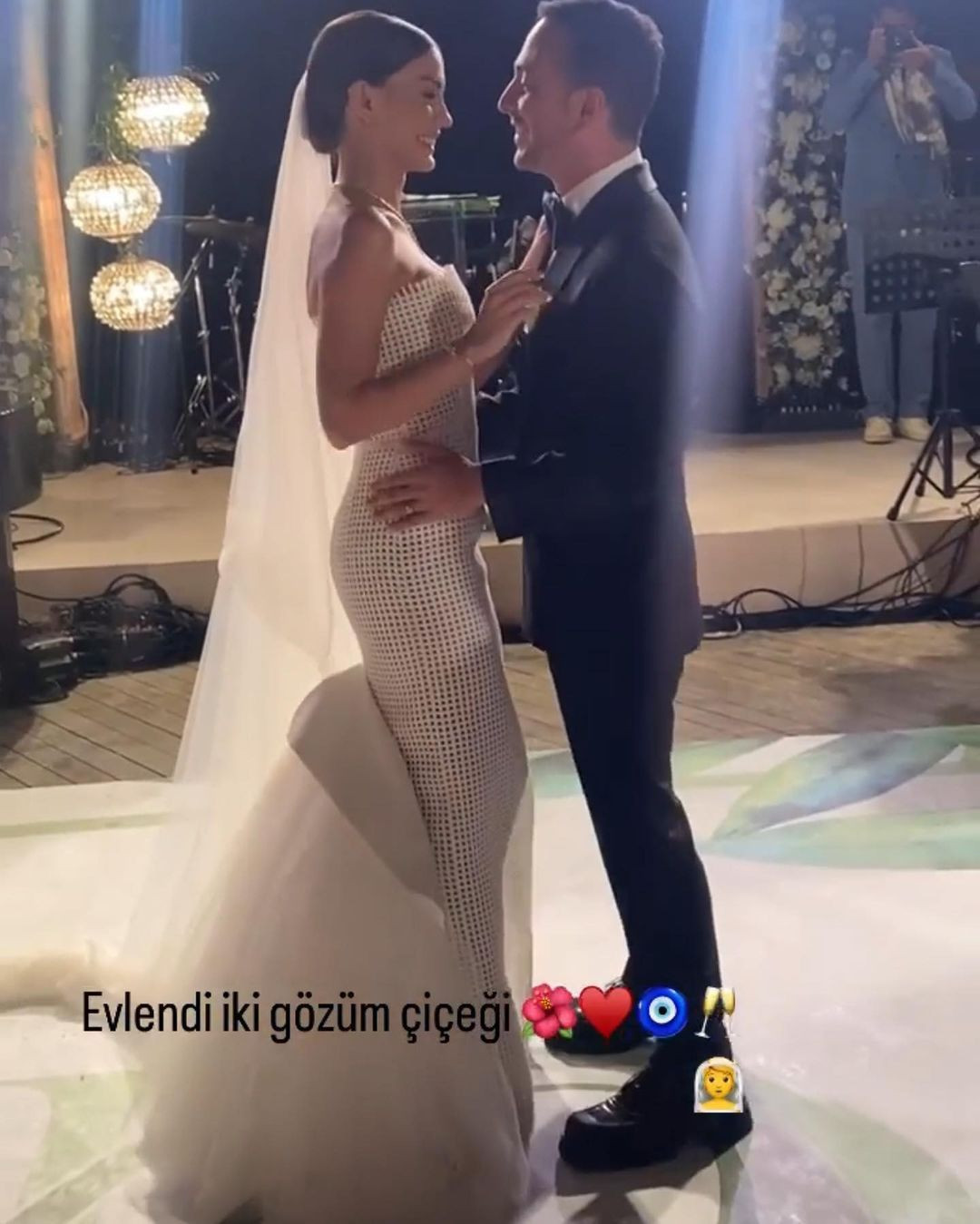 Demet Özdemir ve Oğuzhan Koç evlendi! İşte yılın düğününden ilk kareler... - Sayfa 13