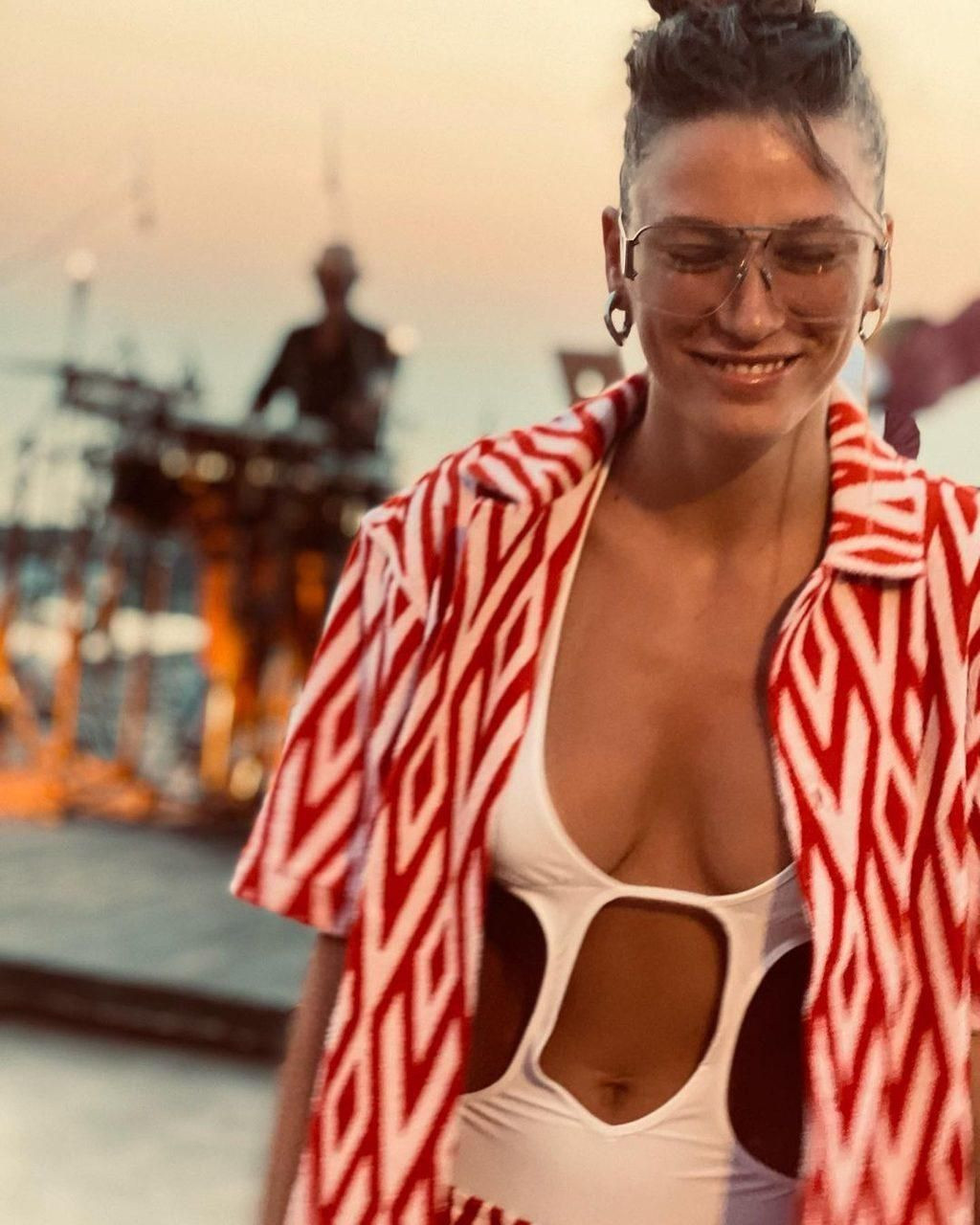 Serenay Sarıkaya ipli bikinisiyle sosyal medyayı salladı! Yorumlar yağmur gibi yağdı… - Sayfa 8