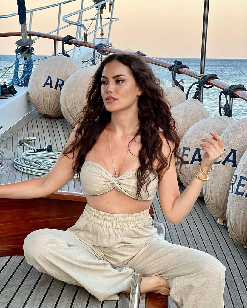 Fahriye Evcen beyaz bikinisiyle mest etti! - Sayfa 26