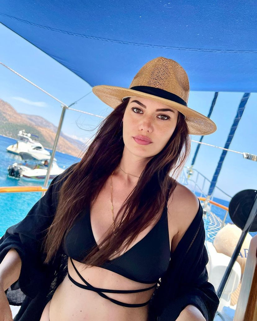 Fahriye Evcen beyaz bikinisiyle mest etti! - Sayfa 13