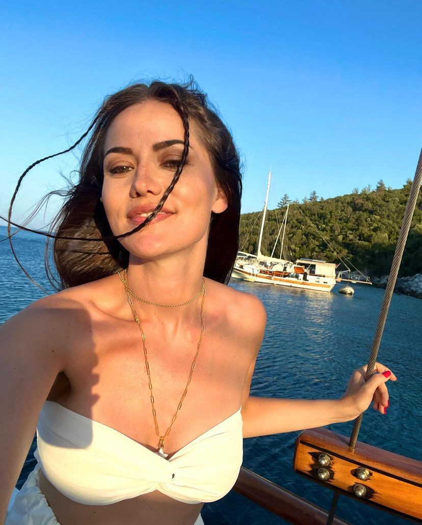 Fahriye Evcen beyaz bikinisiyle mest etti! - Sayfa 8