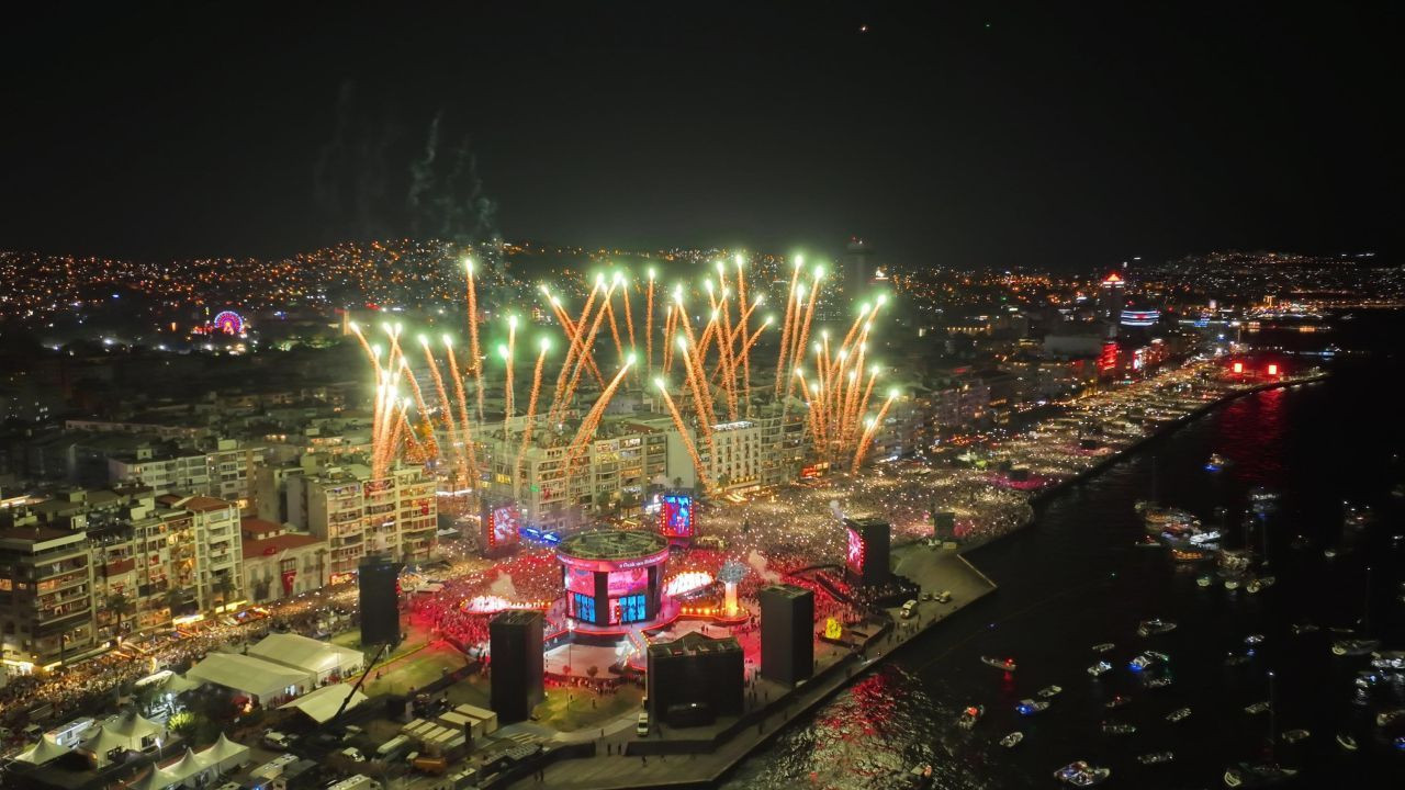 Tarkan'ın İzmir konserinde olay! İzmir Marşı'nı söylerken bir kişi sahneye atladı! - Sayfa 2