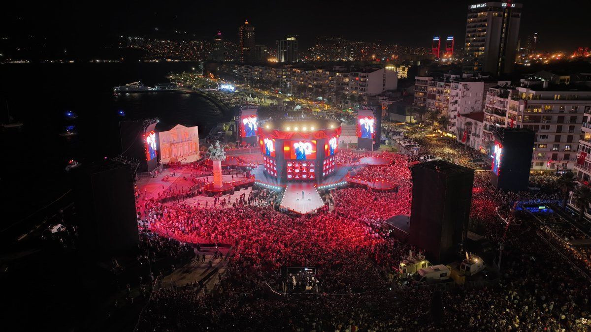 Tarkan'ın İzmir konserinde olay! İzmir Marşı'nı söylerken bir kişi sahneye atladı! - Sayfa 3