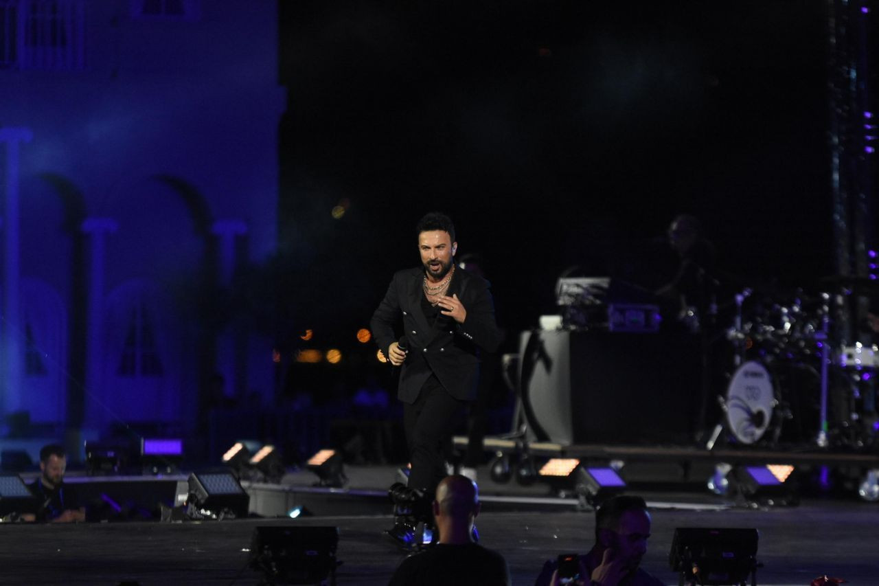 Tarkan'ın İzmir konserinde olay! İzmir Marşı'nı söylerken bir kişi sahneye atladı! - Sayfa 21