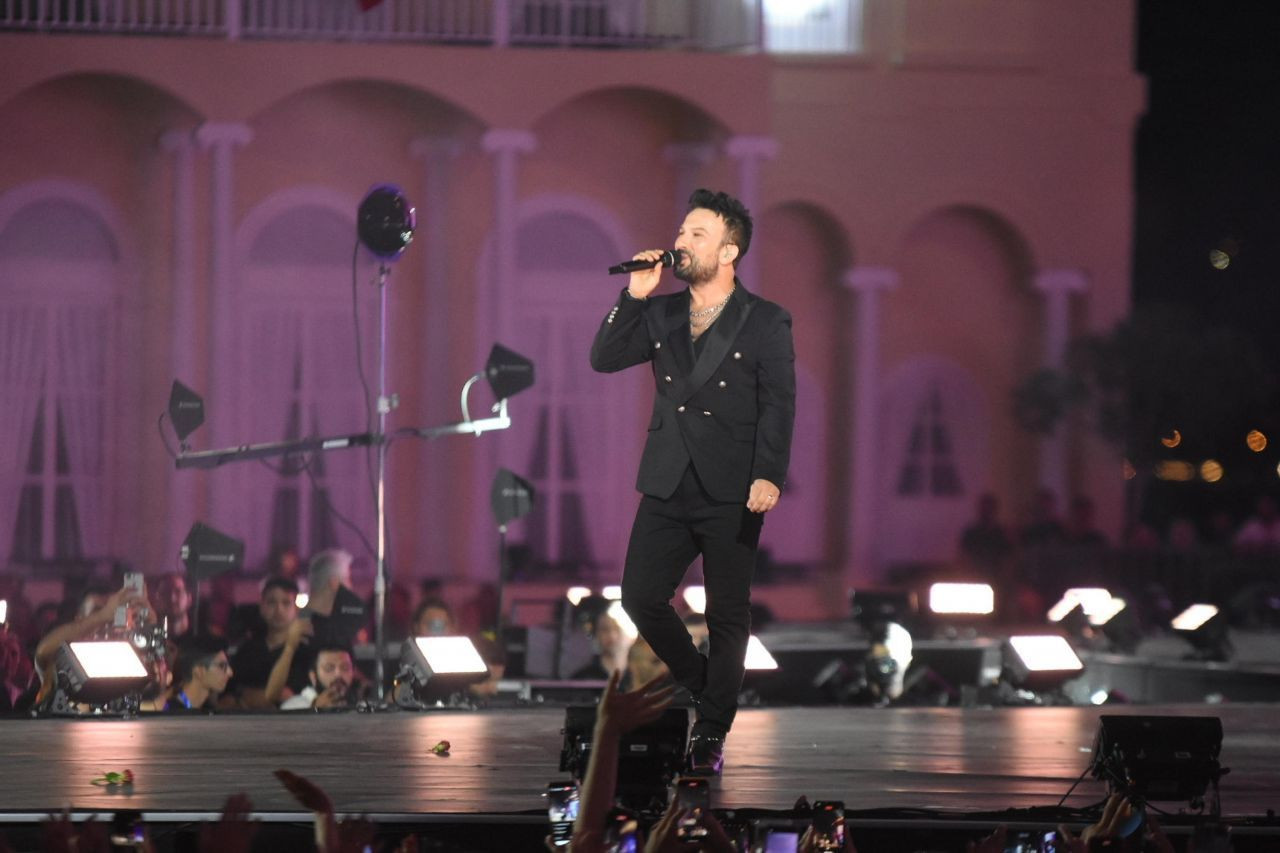 Tarkan'ın İzmir konserinde olay! İzmir Marşı'nı söylerken bir kişi sahneye atladı! - Sayfa 9