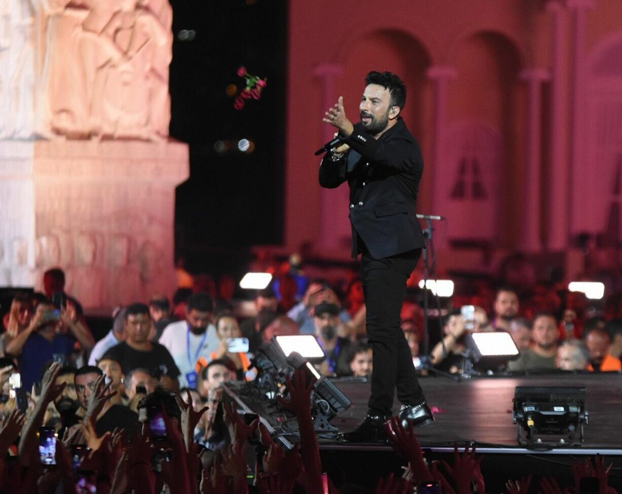 Tarkan'ın İzmir konserinde olay! İzmir Marşı'nı söylerken bir kişi sahneye atladı! - Sayfa 20