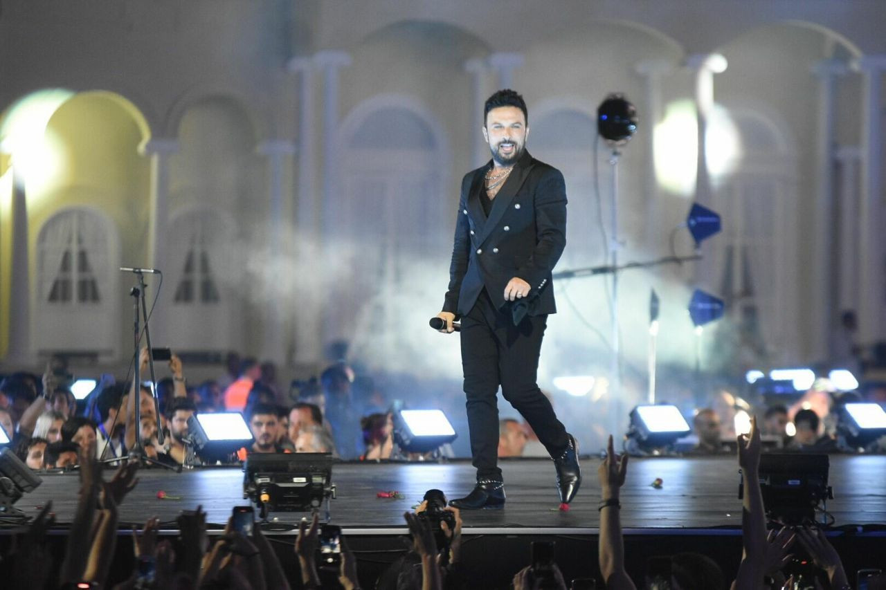 Tarkan'ın İzmir konserinde olay! İzmir Marşı'nı söylerken bir kişi sahneye atladı! - Sayfa 26