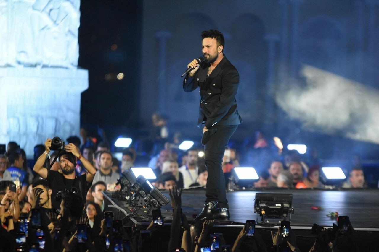 Tarkan'ın İzmir konserinde olay! İzmir Marşı'nı söylerken bir kişi sahneye atladı! - Sayfa 25