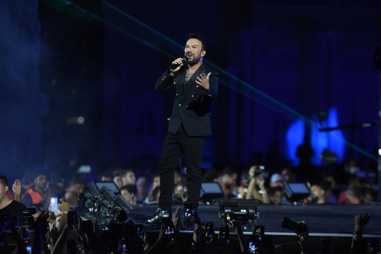 Tarkan'ın İzmir konserinde olay! İzmir Marşı'nı söylerken bir kişi sahneye atladı! - Sayfa 8