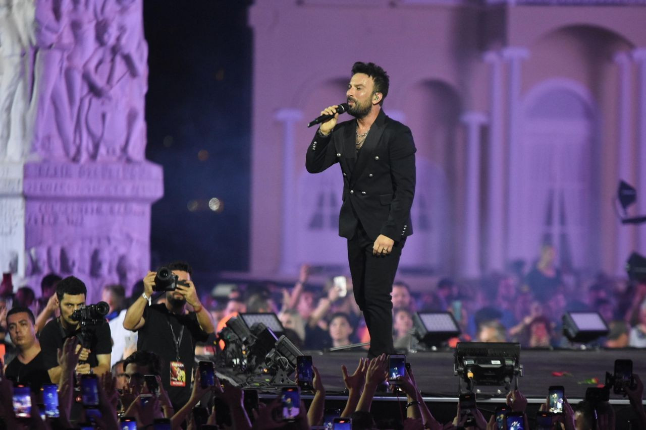 Tarkan'ın İzmir konserinde olay! İzmir Marşı'nı söylerken bir kişi sahneye atladı! - Sayfa 6