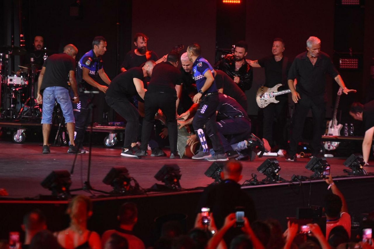 Tarkan'ın İzmir konserinde olay! İzmir Marşı'nı söylerken bir kişi sahneye atladı! - Sayfa 14