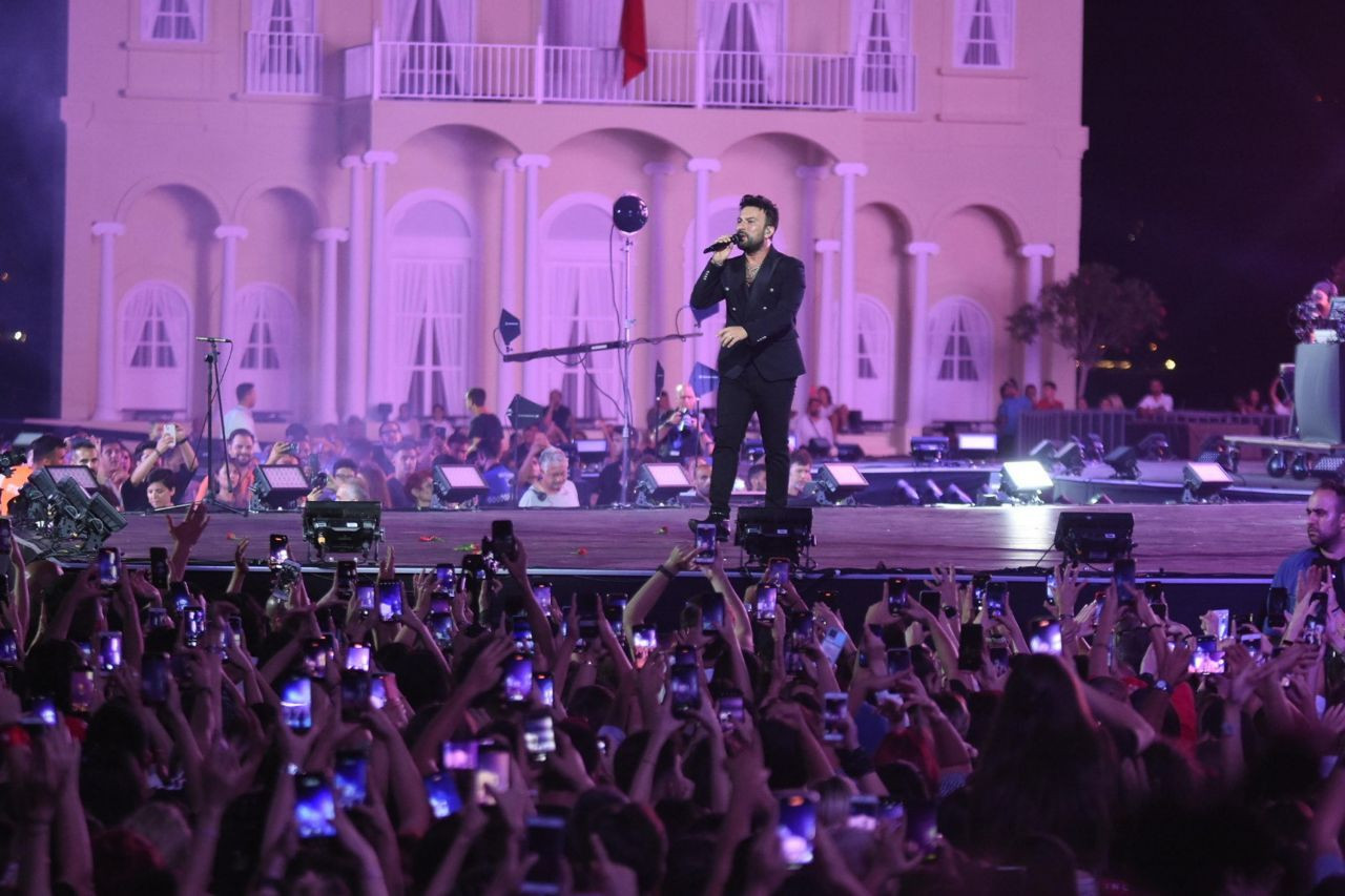 Tarkan'ın İzmir konserinde olay! İzmir Marşı'nı söylerken bir kişi sahneye atladı! - Sayfa 7