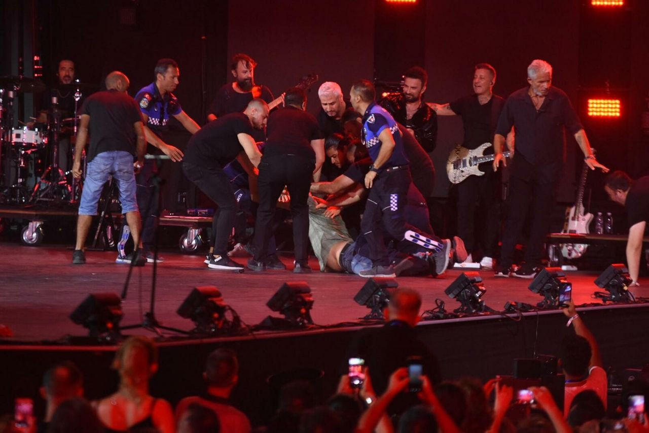 Tarkan'ın İzmir konserinde olay! İzmir Marşı'nı söylerken bir kişi sahneye atladı! - Sayfa 17