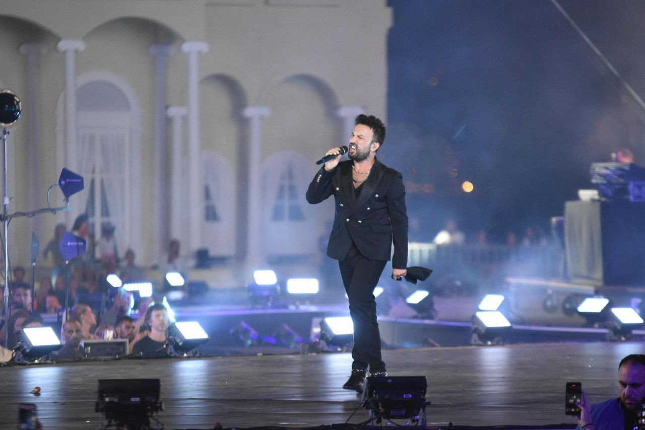 Tarkan'ın İzmir konserinde olay! İzmir Marşı'nı söylerken bir kişi sahneye atladı! - Sayfa 4