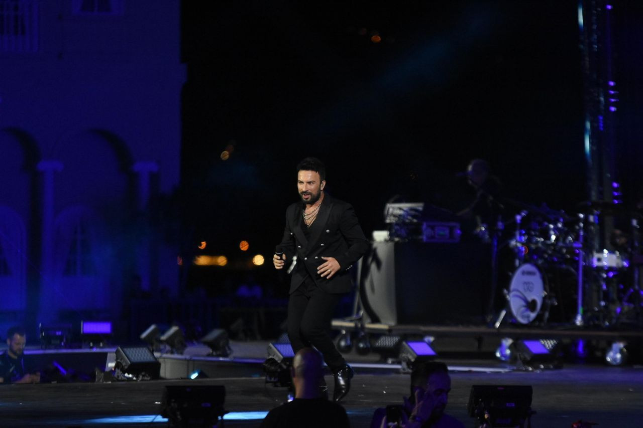 Tarkan'ın İzmir konserinde olay! İzmir Marşı'nı söylerken bir kişi sahneye atladı! - Sayfa 19