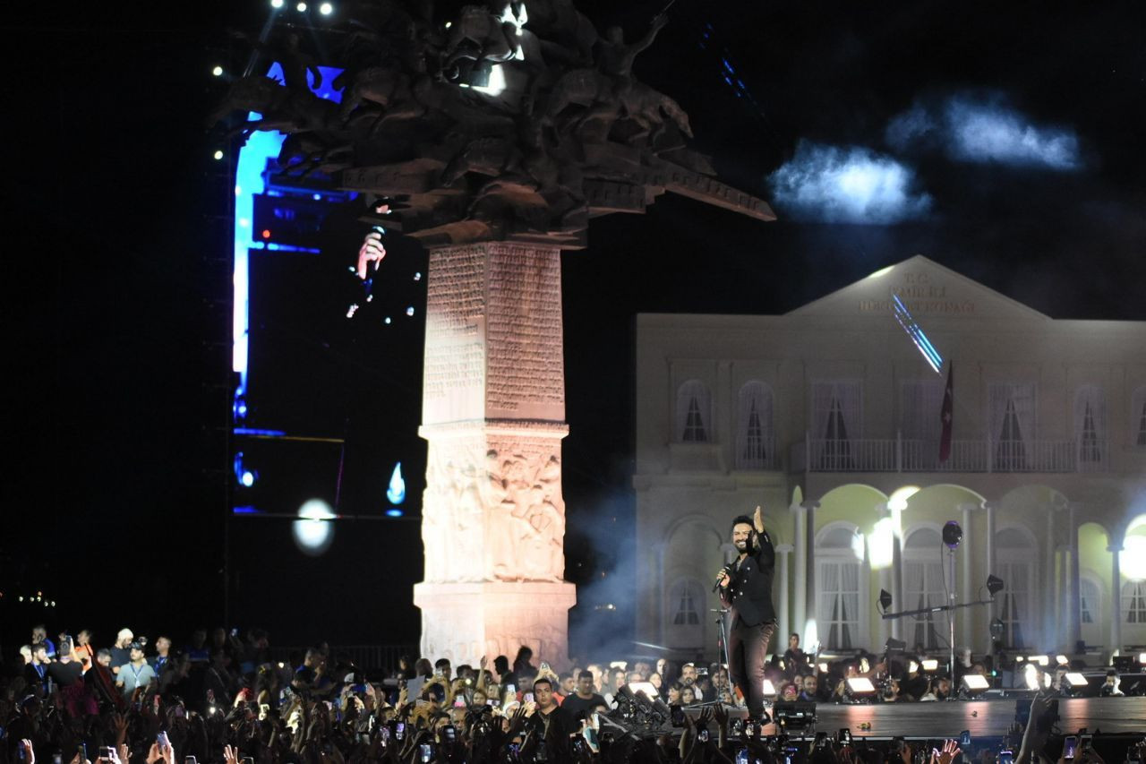 Tarkan'ın İzmir konserinde olay! İzmir Marşı'nı söylerken bir kişi sahneye atladı! - Sayfa 18