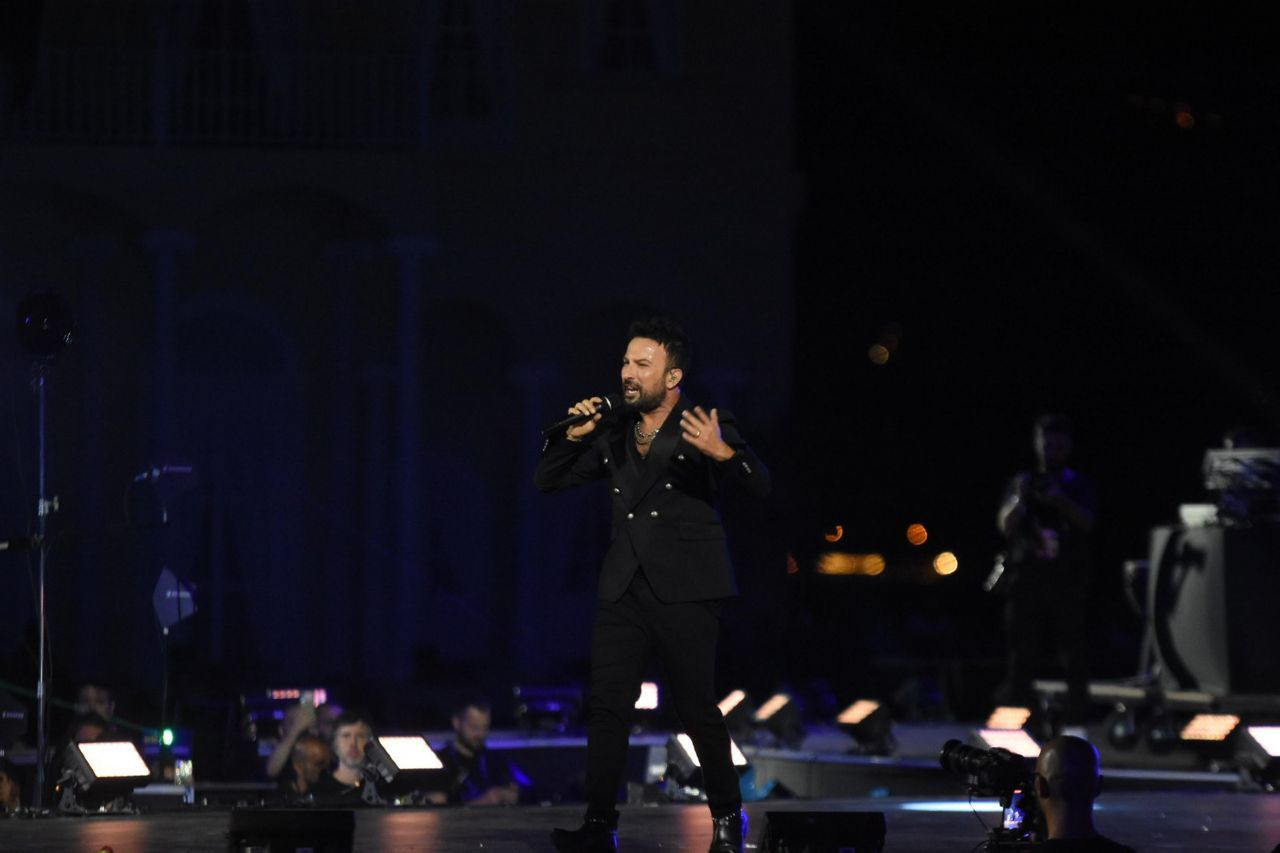 Tarkan'ın İzmir konserinde olay! İzmir Marşı'nı söylerken bir kişi sahneye atladı! - Sayfa 10