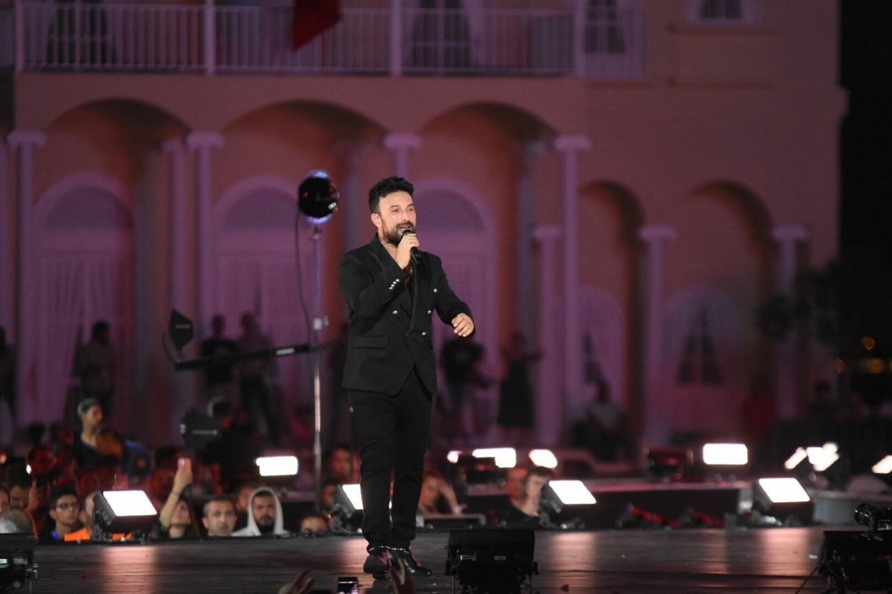 Tarkan'ın İzmir konserinde olay! İzmir Marşı'nı söylerken bir kişi sahneye atladı! - Sayfa 16