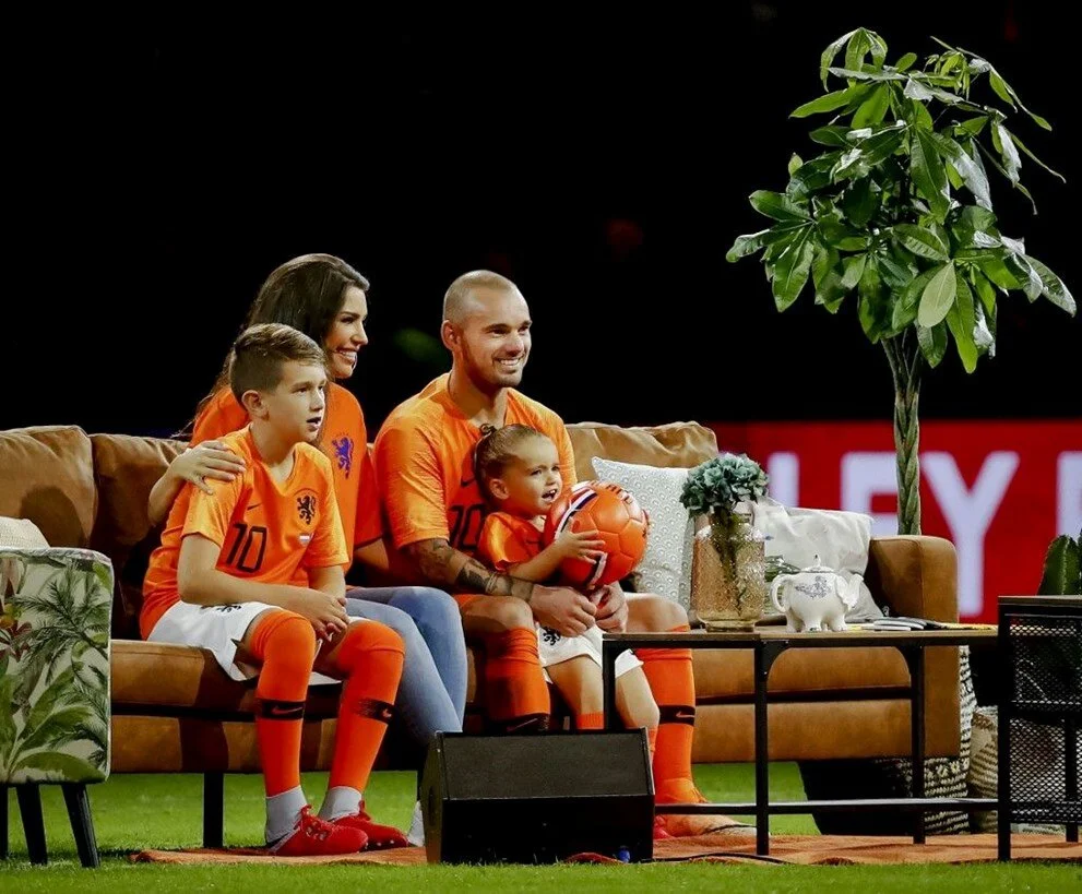 Wesley Sneijder'in İstanbul'da olaylı gecesi! Gazetecilerin üzerine yürüdü - Sayfa 5