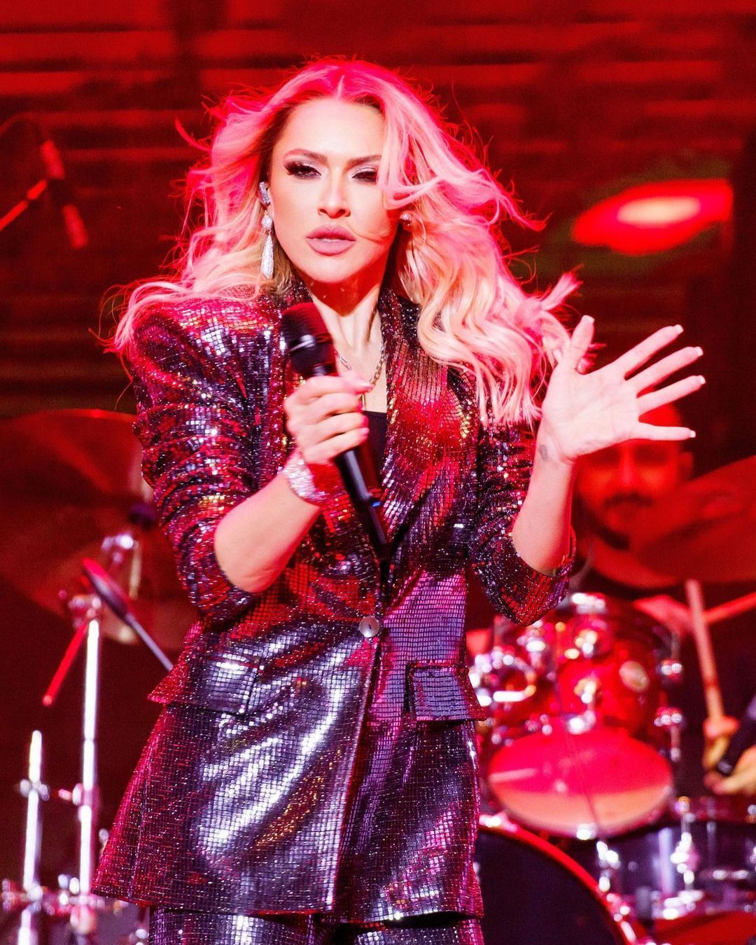 Hadise'den göğüs dekolteli paylaşım! "Ayrılığın şerefine..." - Sayfa 16