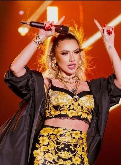 Hadise’den yine çok konuşulacak paylaşım! Bornozunu giyip poz verdi… - Sayfa 12