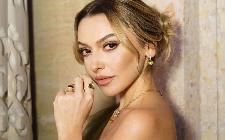 Hadise’den yine çok konuşulacak paylaşım! Bornozunu giyip poz verdi… - Sayfa 2