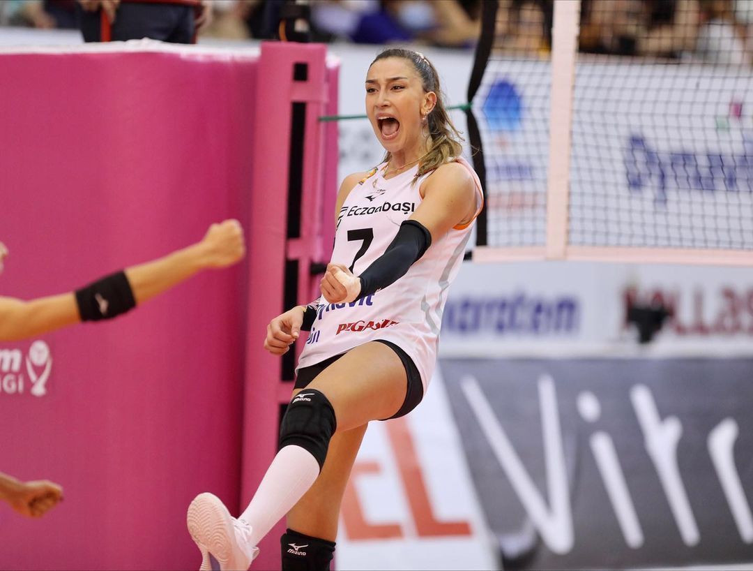 Voleybolcu Hande Baladın'ın sevgilisi ünlü futbolcuymuş! Başarısıyla dikkat çekmişti… - Sayfa 9