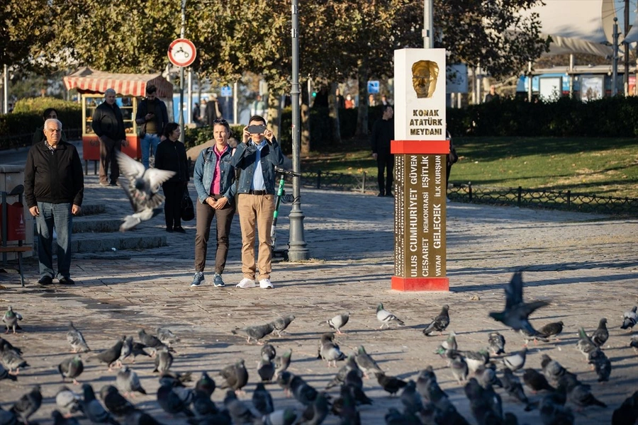 Türkiye'de yine 09.05'te hayat durdu! Tüm Türkiye Atatürk'ü sevgi, özlem ve minnetle andı - Sayfa 4