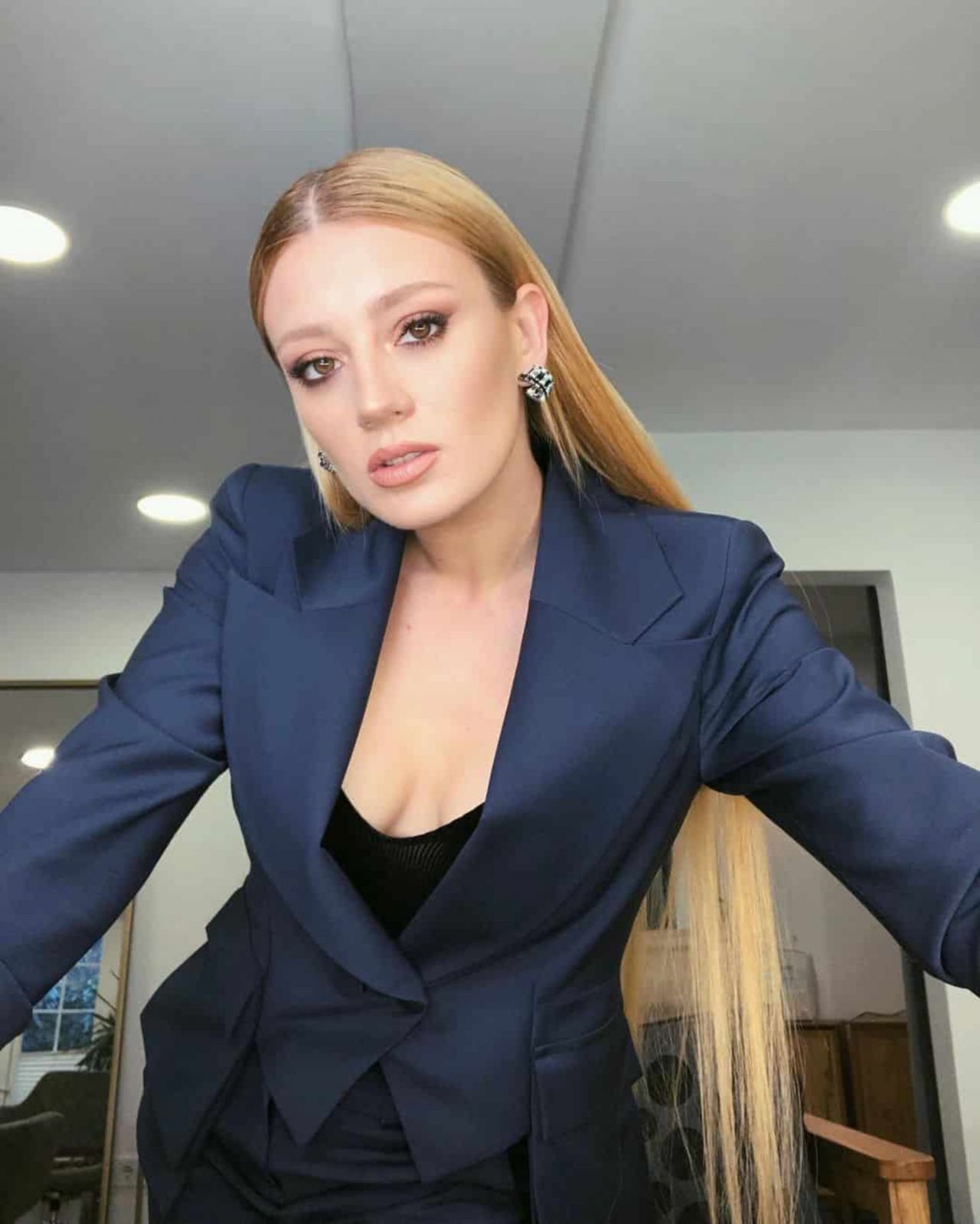 Gizem Karaca mini tulumuyla mest etti! Dekoltesine bakan bir daha baktı… - Sayfa 17