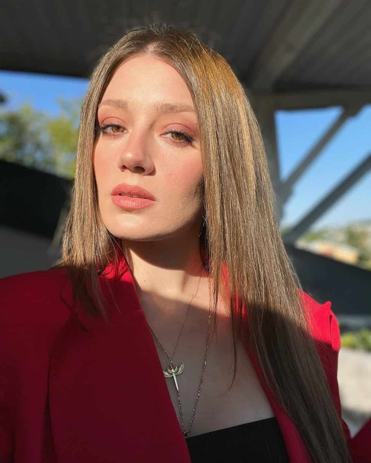 Gizem Karaca mini tulumuyla mest etti! Dekoltesine bakan bir daha baktı… - Sayfa 25