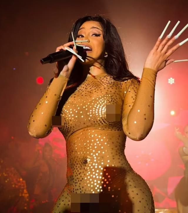 Ünlü rapçi Cardi B, iç çamaşırı giymeden tül tulumuyla sahneye çıktı - Sayfa 1