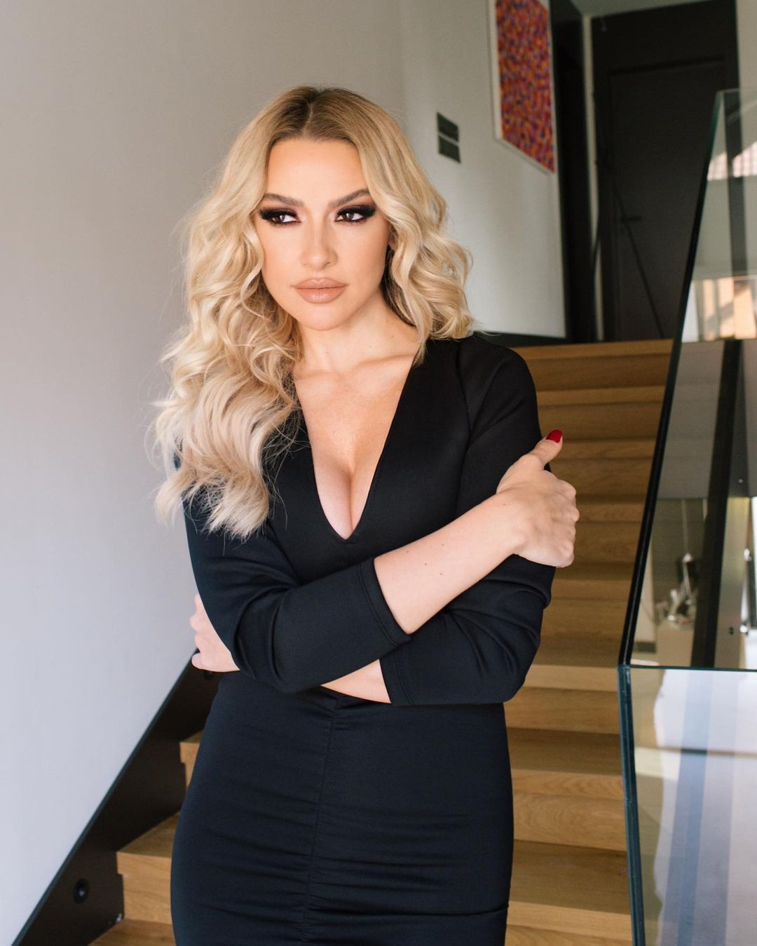 Demet Özdemir ve Hadise kasık dekolteleriyle karşı karşıya geldi! Elbiselerin fiyatı dudak uçuklattı - Sayfa 14